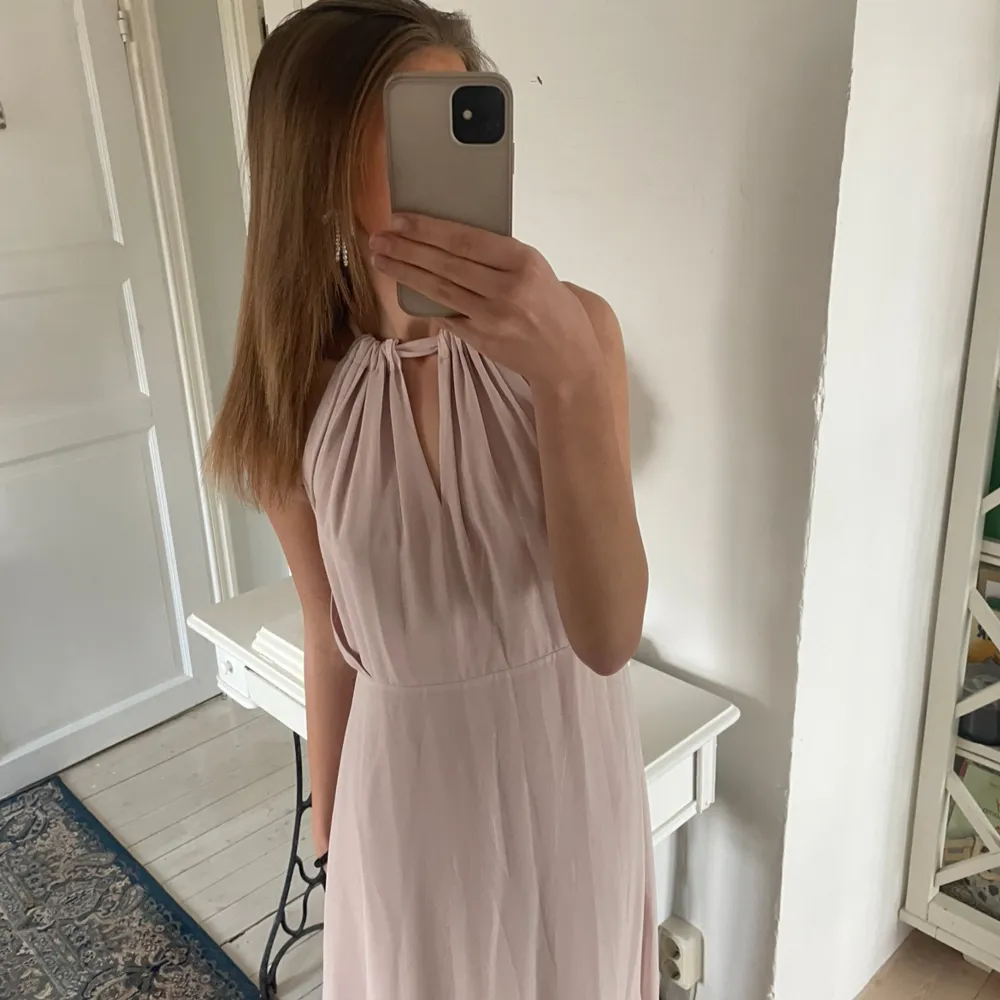 Jättefin ljusrosa bal/sommar klänning från Zetterberg i storlek 42 men passar mig som har s🤍 helt oanvänd och nypris ligger på 3290kr men säljer för 1750. Klänningar.