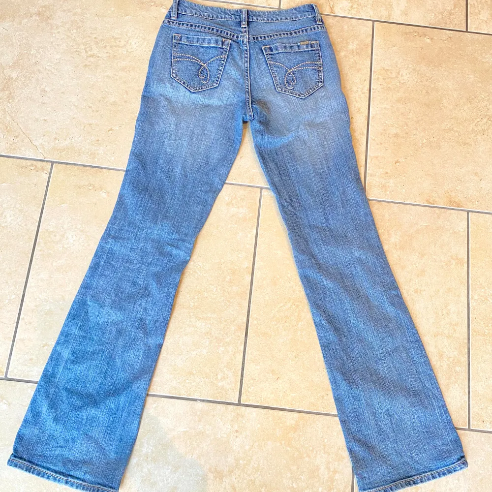 Jättefina lågmidjade bootcut vintage jeans från esprit säljer då de inte kommit till användning.  Midjemått: 72,5cm Innerbenslängd: 81cm Pris kan diskuteras vid snabb affär💕💕. Jeans & Byxor.