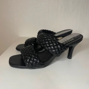 klackar - fina klackar/ mules använda men fina ändå, lite slitna i klacken se bild 