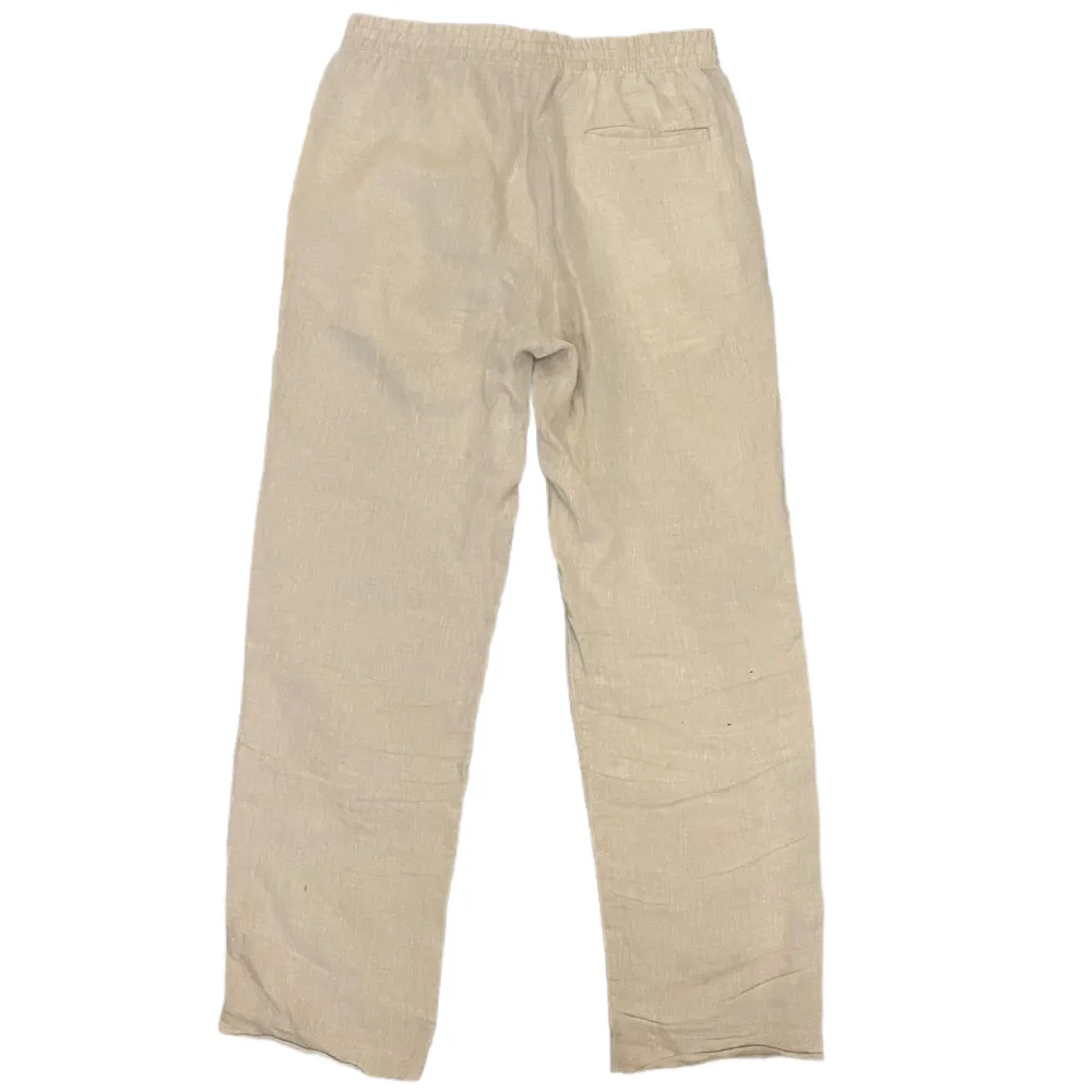 Säljes: Beigea linnebyxor från H&M. Skick: 6/10. Perfekta för sommaren. Liten fläck vid låret men inget man tänker på. Jeans & Byxor.