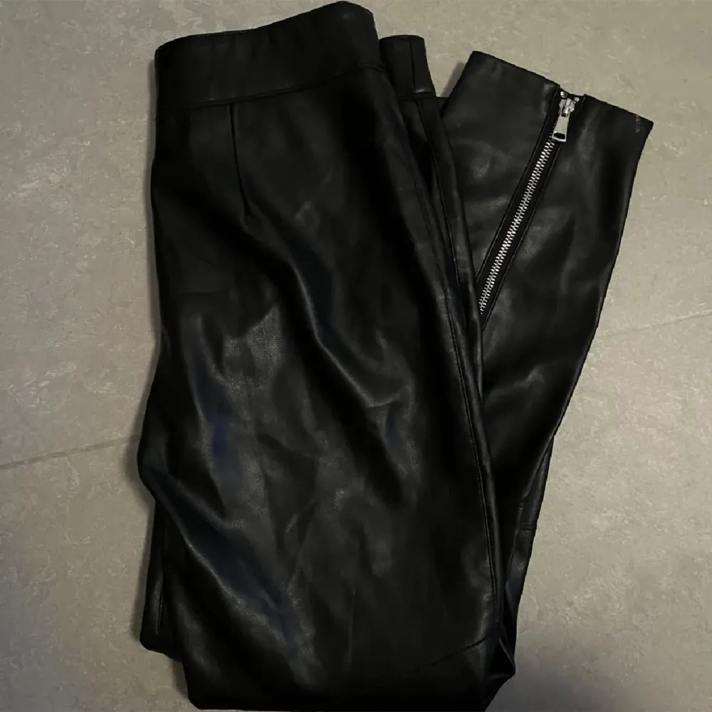 Svarta faux läderbyxor med dragkedja från Zara i strl 36!. Jeans & Byxor.