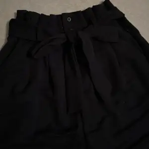 Svarta mjuka shorts med knytning från BikBok i strl 34!