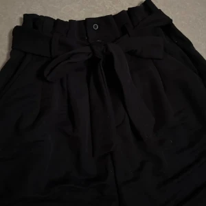 Shorts - Svarta mjuka shorts med knytning från BikBok i strl 34!