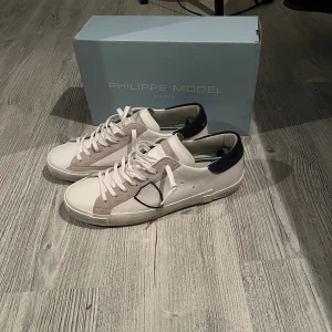 Philippe Model - Tjaooo, säljer ett par Philippe model i storlek 44 aldrig använda, nypris ligger på 3500kr men jag säljer för 3000kr priset kan distuteras.