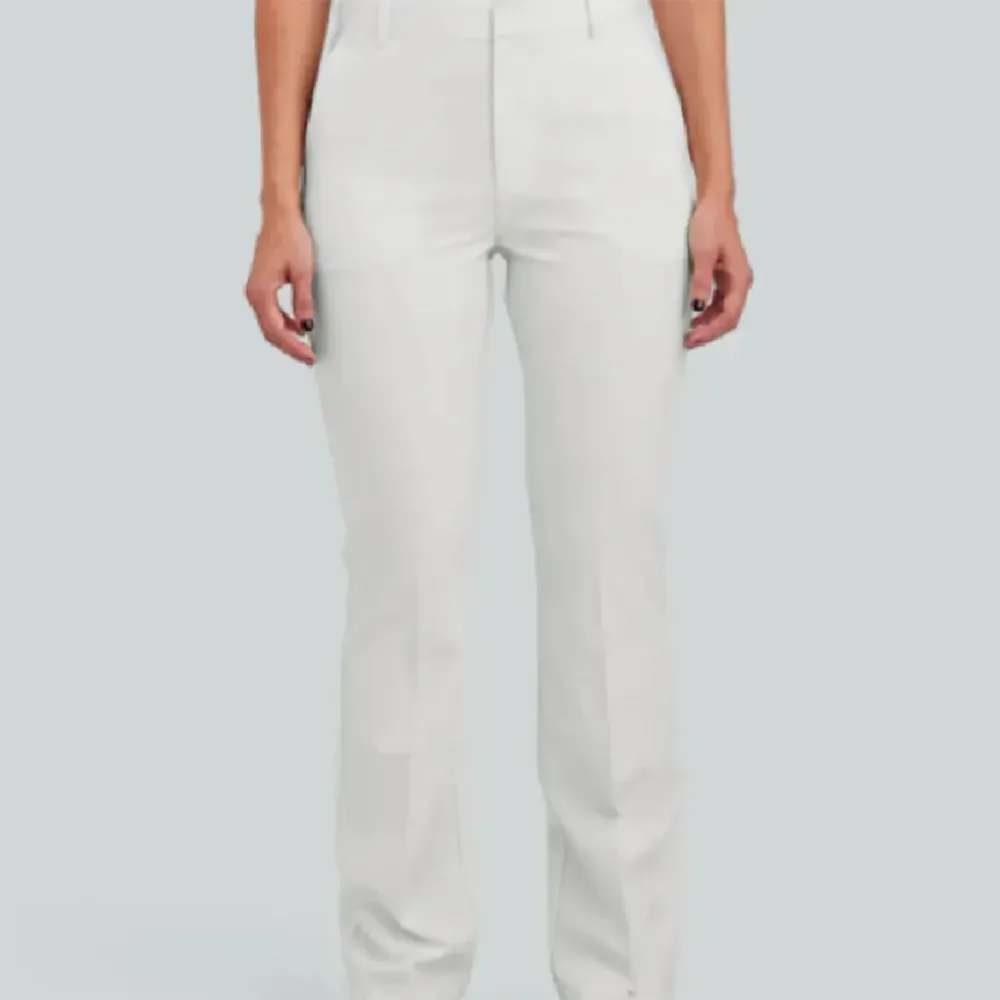 Vilma midwaist Vita kostymbyxor ifrån Bikbok som är andvända ett fåtal gånger. Byxan har inga skador!  Kan tänka mig gå ner lite i pris 🩷. Jeans & Byxor.