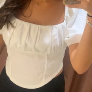 Vit top🤍 - Fin vit top från Gina🤍 fungerar som oxkjolder oxå, i väldigt fint skick 🤍 skriv privat för frågor 
