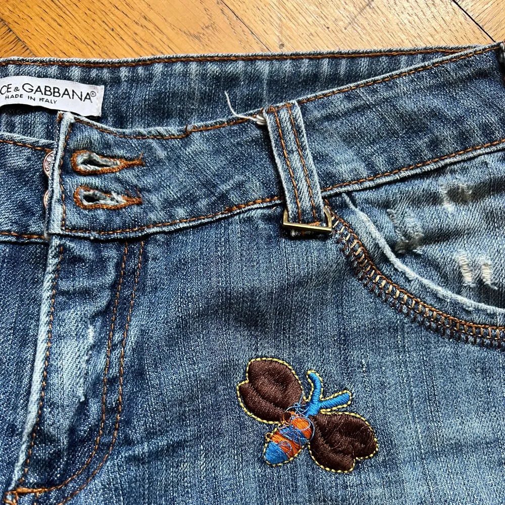 Lågmidjade Dolce&Gabbana jeans. Väldigt slitna längst ner och fjärilsbrodyret har trådats lite. Mått i cm: midja: 45, Innerben: 74, jag är 165.. Jeans & Byxor.