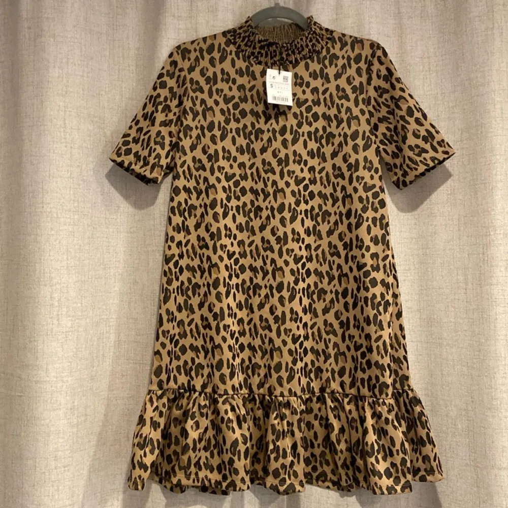 Leopardmönstrad klänning . Klänningar.