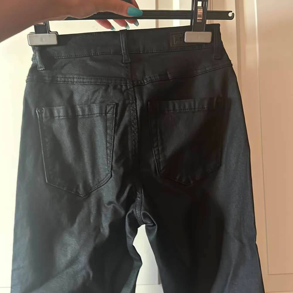 Lite glansiga fejk-läder jeans från Only i storlek Xs🌸. Jeans & Byxor.