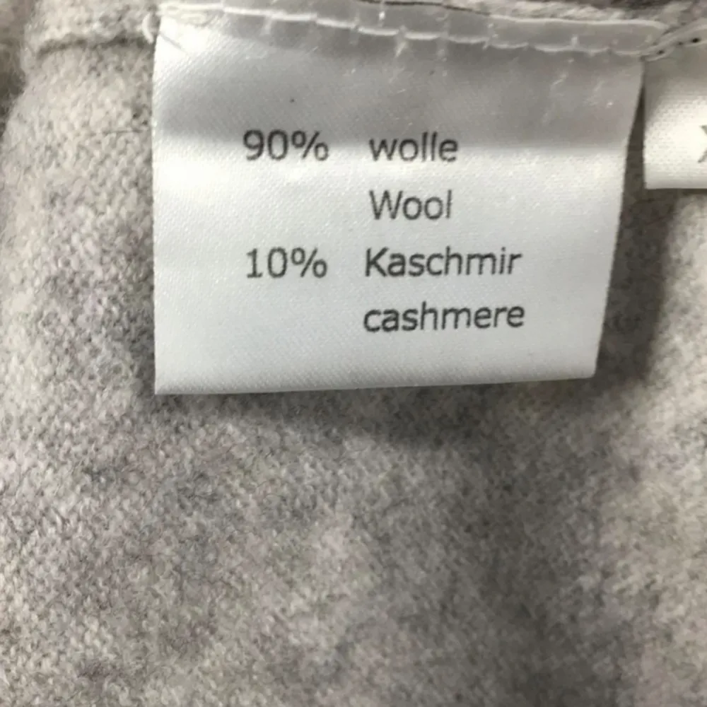 Säljer denna coola tröja, då jag inte får användning för den längre i ull och kashmir💥😁 Storleken är Xs men passar S också!. Tröjor & Koftor.