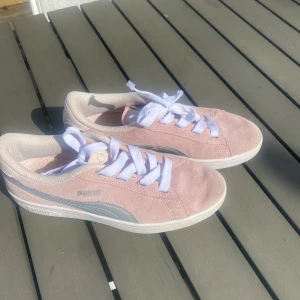 Rosa Puma skor - Köpta för ett par år sedan men knappt använda, så i använt men bra skick. Lite smutsiga längst sulan men inte farligt!