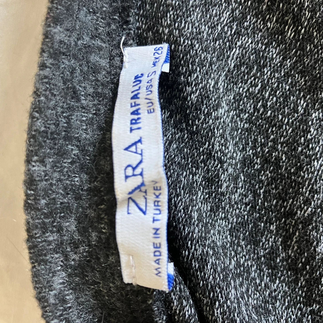 Kortärmad stickad tröja med pärlor - 92