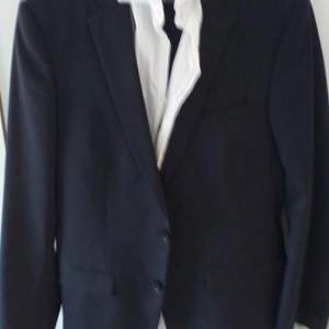 Mörkblå kostym, sparsamt använd, inkl skjorta bomull med dubbel manschett.  Finns i Halmstad (Kan levereras vid området) Först till kvarn  Kan fraktas emot fraktkostnaden Både Swish & Kontant Fungerar👍🏼