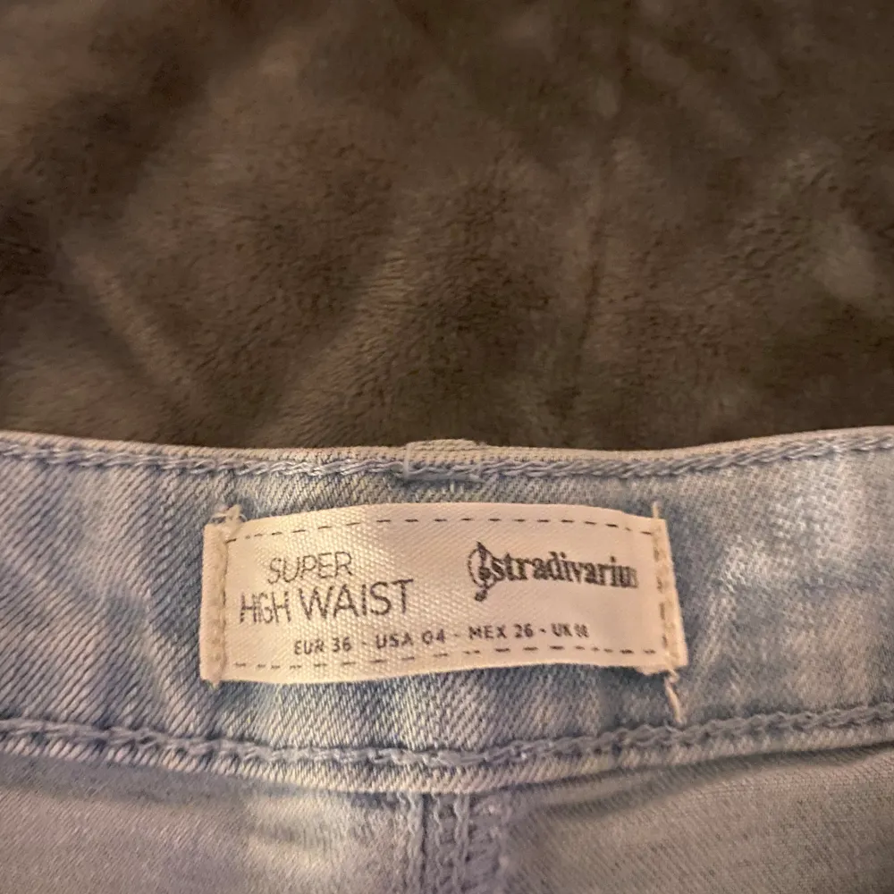 Säljer dessa jeansshortsen från stradivarius. Jätte fina💖skriv för flera frågor💕💕. Shorts.
