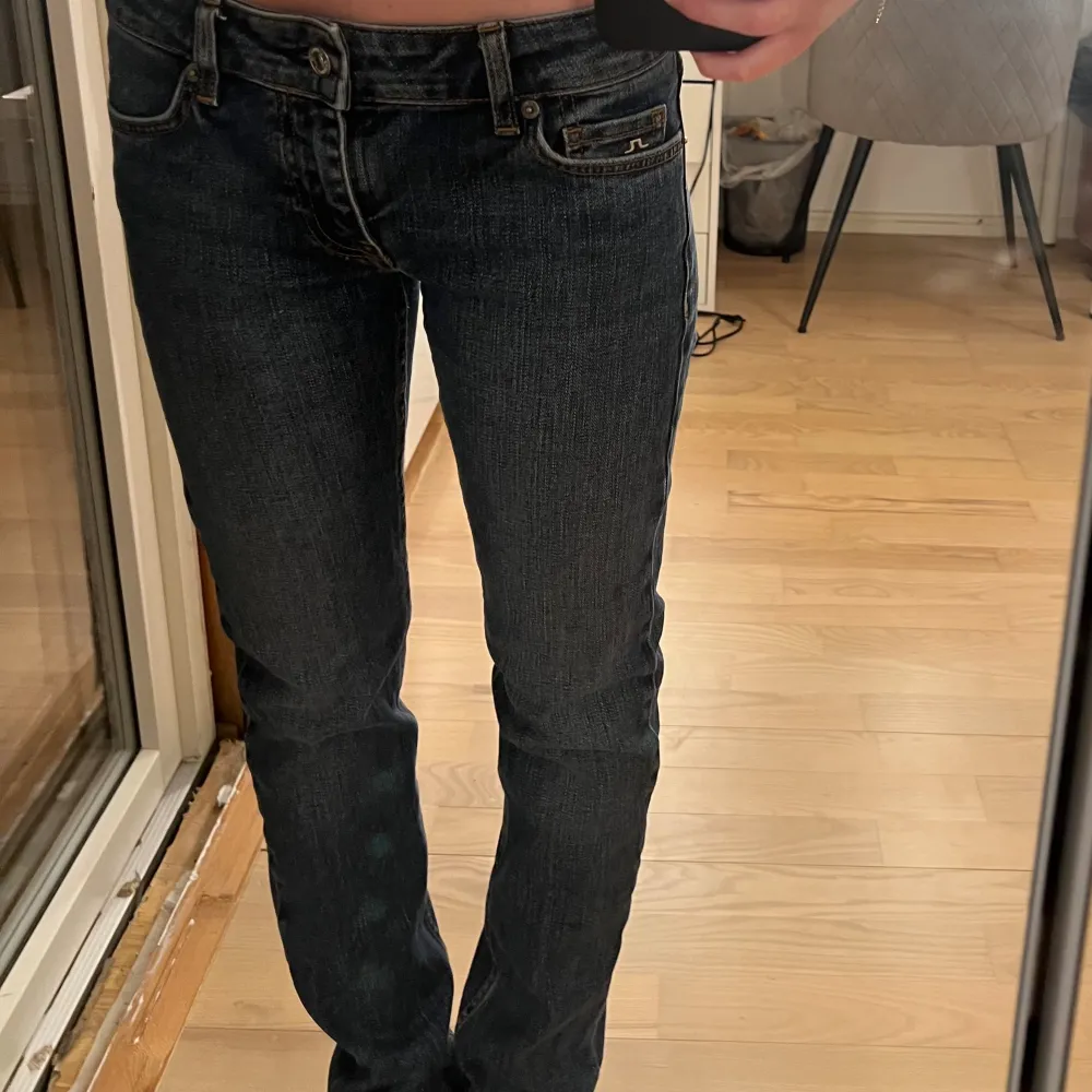 Lågmidjade jeans från j.lindeberg Det står att storleken är W25 L32 men skulle säga att de är mindre . Jeans & Byxor.