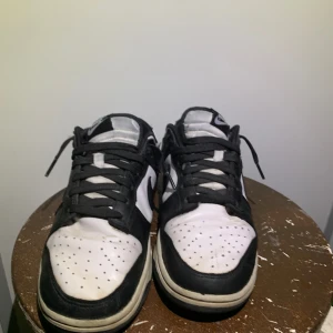 Panda Dunks Nike - Använt skick men väldigt stilrena och trendiga, Köpta från Nike och kan hitta kvitto. Vuxit ut dom så dom ligger bara och skräpar.