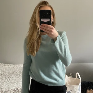 Stickad tröja - Jättesöt stickad blå/grön tröja! Perfekt till sena sommarkvällar! (Har en defekt vid axeln, men som inte syns när man har på sig den)💞💞