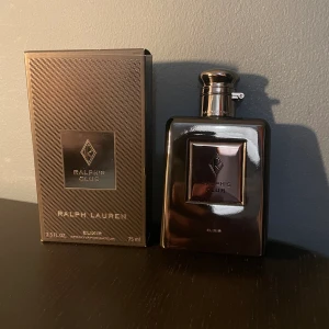 Ralph Lauren Parfym - Ralph Lauren Ralphs Club Elixir. Den är helt oanvänd. Det är 75 ml och det är 100% kvar i den. Original pris är 1495,00kr. Den luktar otroligt gott. Hör gärna av dig om du har några frågor. Mvh Ekan Closet!