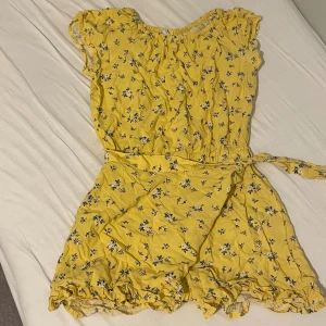 Sommarklänning/playsuit - Suuuper söt och fin ”playsuit” som ser ut som en klänning när framsidans tyg knyts. Aldrig använd endast testad. Ser mkt bättre ut i dagsljus. ”För barn mellan 146-152 cm långa”