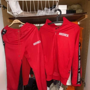 Hoodrich tracksuit  - Säljer min Hoodrich dress som är använd ett fåtal gånger och är i gott skick.