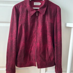 Jacka - En lätt jacka från Cappuccini som jag köpte secondhand. Fint skick och inga större tecken på slitage. Säljer då den är för lång för mig som är 162 cm. Strl 44 :) Pris kan diskuteras.