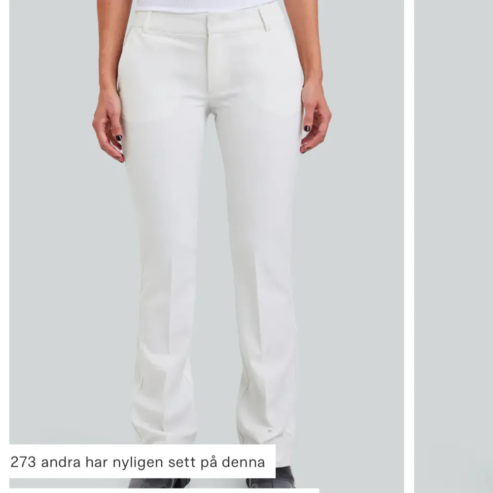 Vita fina lågmidjade kostymbyxor från bikbok i strlk 40. Kommer ej till användning längre. Säljer för 250+frakt . Jeans & Byxor.