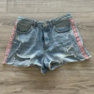 Normal midja Traditionella jeans shorts med en litet touch