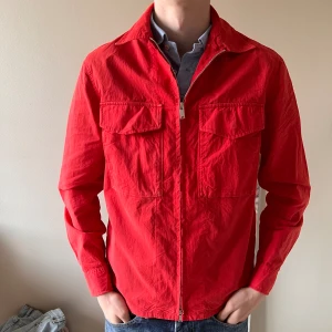 Arket overshirt/vårjacka - Overshirt från Arket. Knappt använd och så gott som ny. Lika snygg på tjejer som killar.  Nypris: 1200kr  På bilderna är killen 187cm och tjejen 168cm 