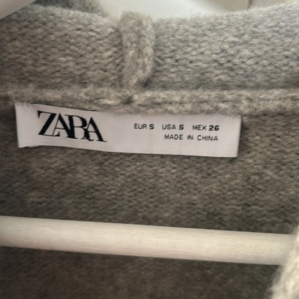 Stickad grå zara hoodie i storlek S, använd 1 gång så nästan i nyskick. Nypris 500/600kr. Stickat.