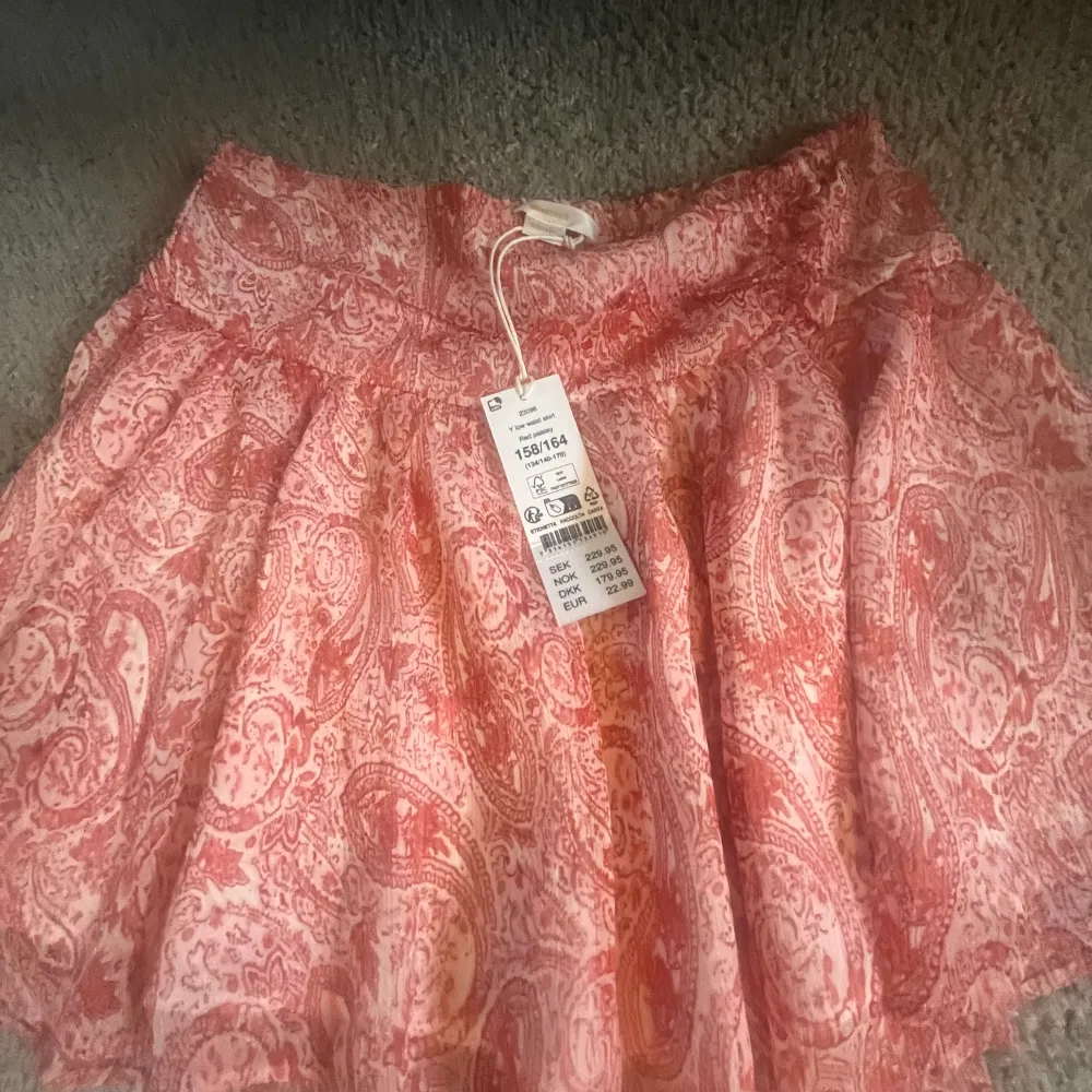 Säljer denna populära, snygga low waist kjolen från Gina tricot då jag köpte i fel storlek❣️Aldrig använd! Nypris:229kr mitt pris 180kr!!. Kjolar.