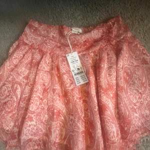 Säljer denna populära, snygga low waist kjolen från Gina tricot då jag köpte i fel storlek❣️Aldrig använd! Nypris:229kr mitt pris 180kr!!