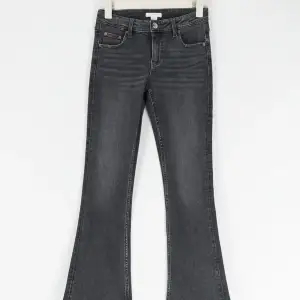 Säljer mina gråa bootcut jeans från Gina Tricot Young. De är medelhöga i midjan och i storlek 146🫶🏻
