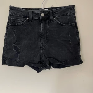 Jeansshorts - Jättefina o bekväma jeansshorts perfekta till sommaren. Medel midja skulle jag säga och är lagom korta. Säljer då de inte kommer till användning för har flera💗