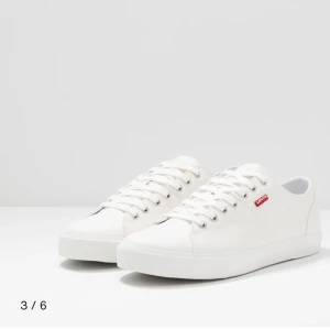 Levis skor vita - Ett par fina levis skor som är använda men i fint skick