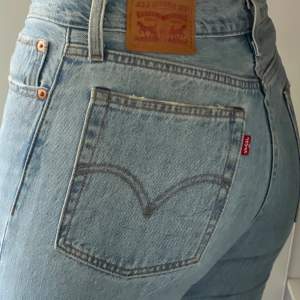 Ljusblå jeans från Levis, kortare nertill för mig på 175 cm. Storlek W27. Medvetet slitna nertill med lite ”fransar”. Väldigt fint skick.