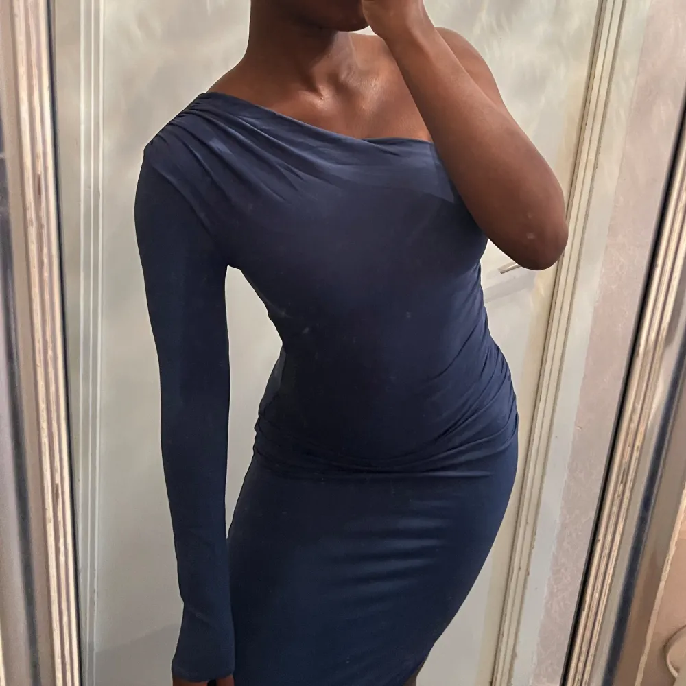 Säljer denna fina blåa klänning i nyskick för 350kr! Har endast använts en gång! Klänningen är i storlek S men passar även M💓💓. Klänningar.