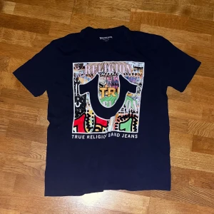True religion tshirt m medium man male - en riktigt fin true religion tshirt i storlek m/medium herr pris kan alltid diskuteras