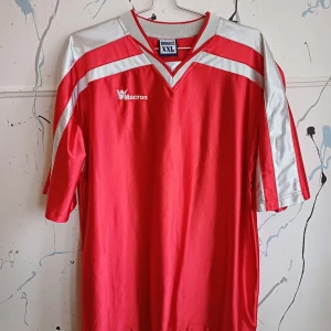 Basket"set" - Egenkomponerat set.  De röda rärgerna är snarlika. Förekommer någon dov fläck på shortsen, bilder kan fås. Jag har använt det som set, klänning och shorts med croptop! Funkar till mycket och båda kön! Coolt, luftigt och skönt! 