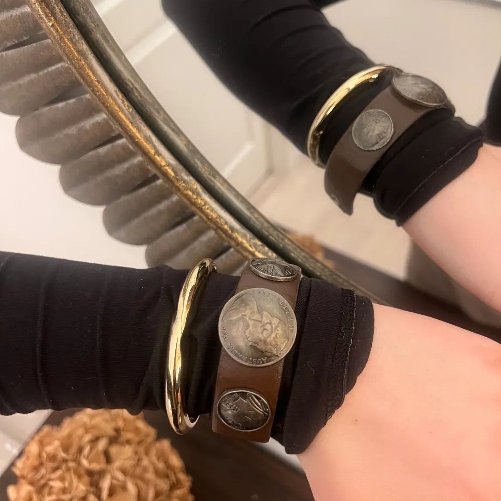 Ett ”guldigt” armband !  Ett läder armband med mynt liknande symboler!  Båda är i bra skick 👍   köp en för 40 Eller köp böda för 50! . Accessoarer.