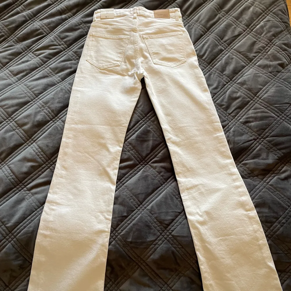 Vita Gina tricot jeans💗 jätte fina och bra skick då dom aldrig är andvända. Storlek 34💗 butiks pris 399kr. Jeans & Byxor.