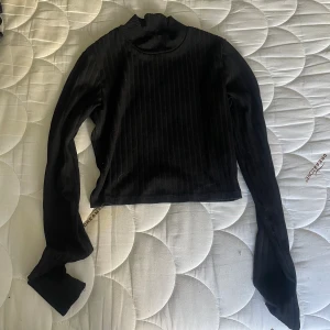 polotröja - fin croptop från HM med liten polokrage, enkel o pssar till allt!