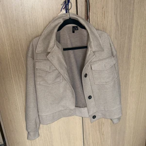 Vero moda jacka - Säljer denna fina vårjacka/sommarjacka som är super fin och skön 🤍använd 1-2 gånger.