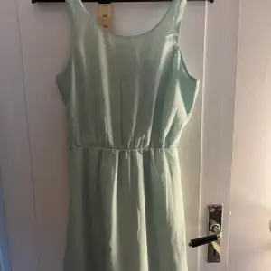 Säljer denna fina klänning då den inte kommer till användning