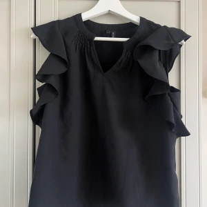 Blus - Volangblus i bra skick