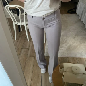 Kostymbyxor med dubbel knäppning - Fint skick!  Okänt märke och utan storlek men passar mig som har S. Köpta i Frankrike!  170 kr