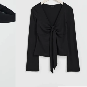 Ginatricot top - Tie front long sleeve top från ginatricot. Säljer då jag köpte fel storlek och hann dra av lappen innan jag provade. Storlek S. Köptes för 299kr. Efterfrågad. Skriv privat för fler frågor eller bilder 🩷210kr inkl frakt om ja postar med frimärken!