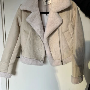 Beige höst/vår jacka - En fin ljus croppas jacka 🤍  Helt ny, aldrig använd Varm med mjuk päls på insidan, mocka material på utsidan Passar perfekt för våren men också hösten ☺️