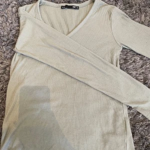 Grön tröja, V-hals - Grön V-hals tröja XS, bra skick och ganska tunn, bra till sommaren💚