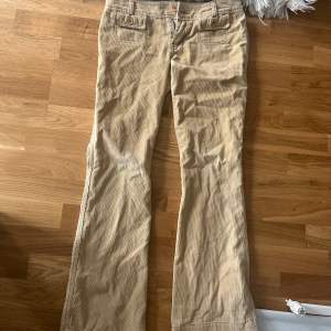 Smutsgula/beigea bootcut jeans med lågmidja. Manchester byxor. Sälja för att jag ville ha en annan färg, aldrig använda 