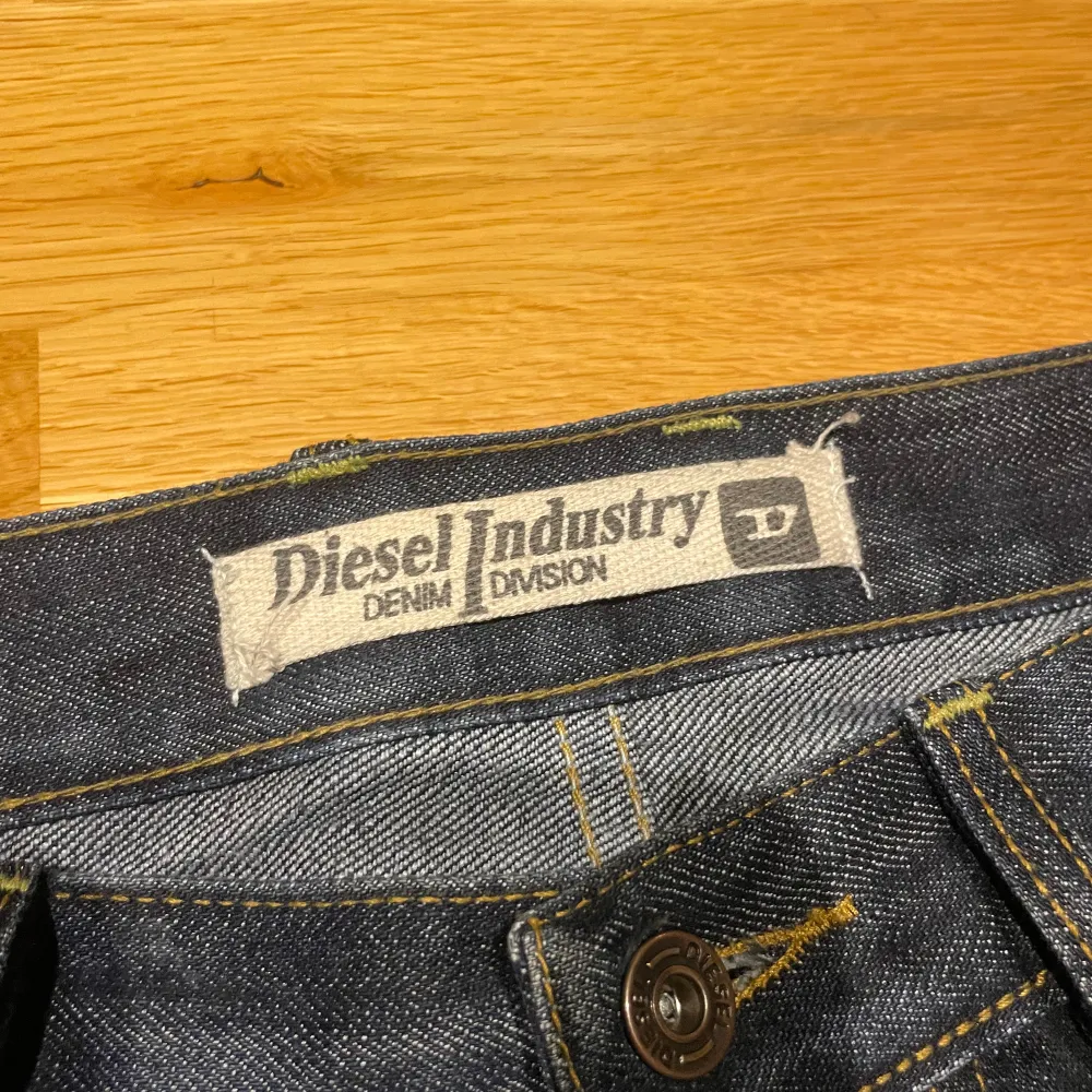 Riktigt feta Diesel jeans som tyvärr är för små för mig, dem är i väldigt bra skick med snygg distress. Size 34. 44cm i midjan och 110 cm längd. Kontakta mig för fler bilder. Jeans & Byxor.